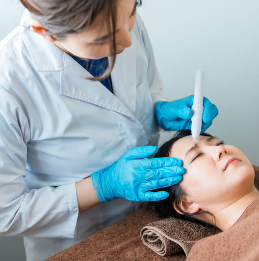 アートメイク施術中の様子