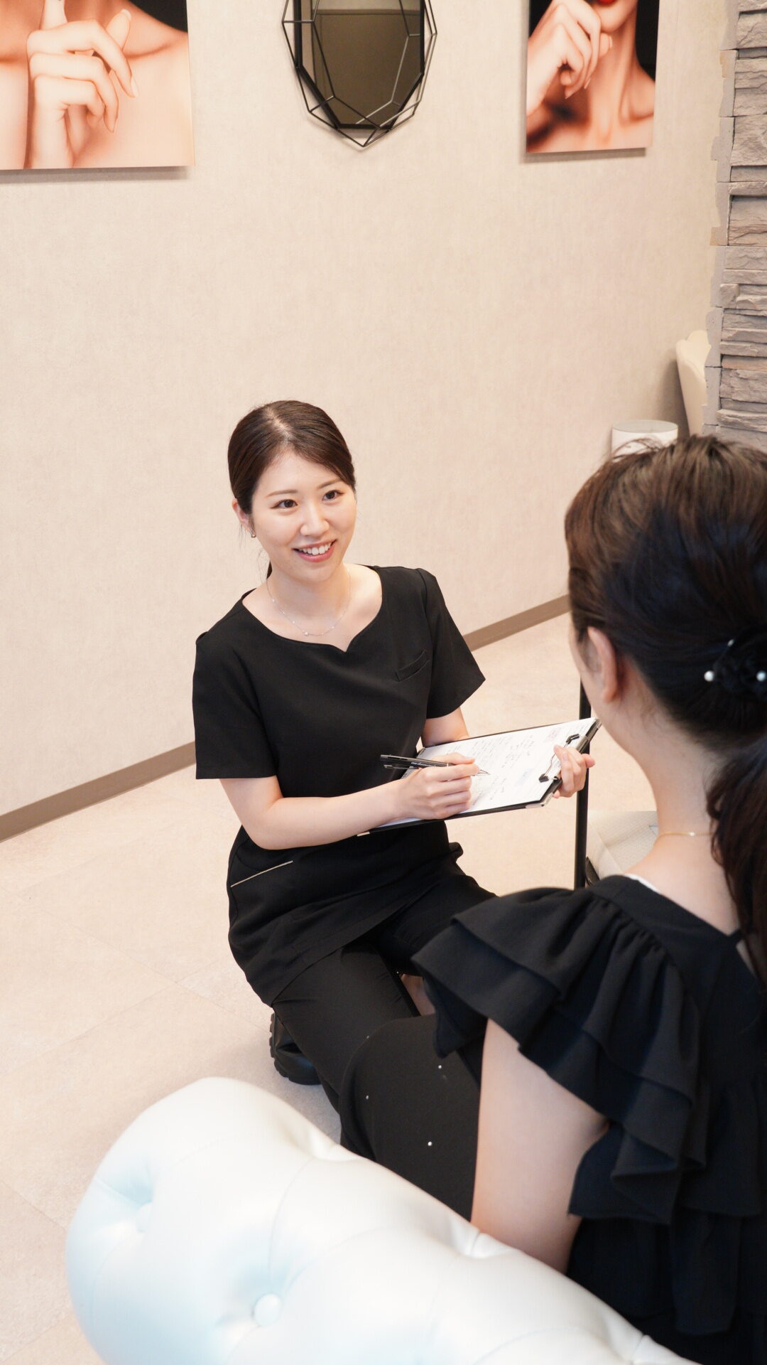美容カウンセリングの様子(縦構図)