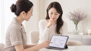 眉アートメイクのダウンタイムについて説明を聞くイメージ